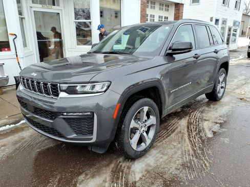 New 2026 Jeep Grand Cherokee Altitude image 2
