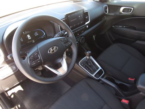 Used 2025 Hyundai Venue SE FWD image 15