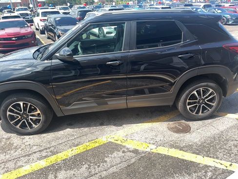 Used 2025 Chevrolet TrailBlazer LT AWD/4WD image 2