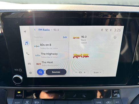 Used 2025 Toyota Camry SE image 17