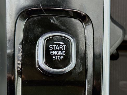 Used 2025 Volvo XC60 B5 Plus image 21