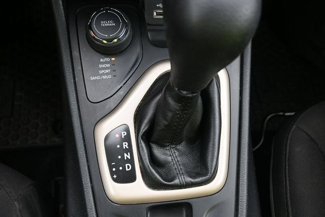 Used 2016 Jeep Cherokee 75th Anniversary AWD/4WD image 35