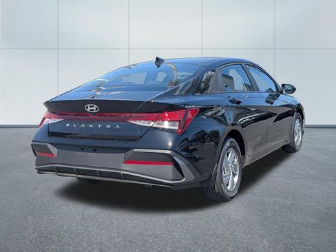 New 2026 Hyundai Elantra SE FWD image 6