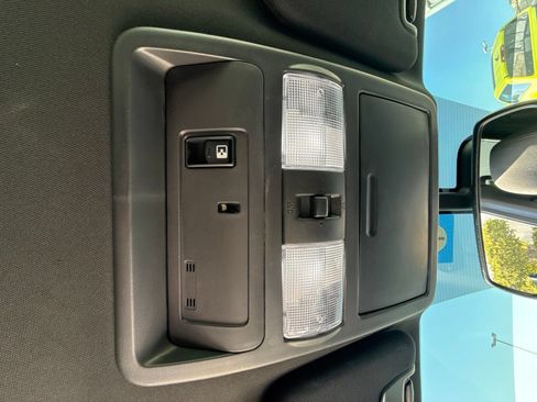 Used 2019 Nissan Titan SV w/ SV Convenience Package RWD image 11