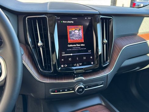 Used 2023 Volvo XC60 B5 Plus image 6