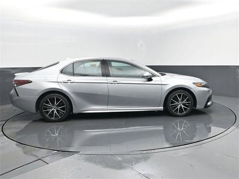 Used 2022 Toyota Camry SE image 4