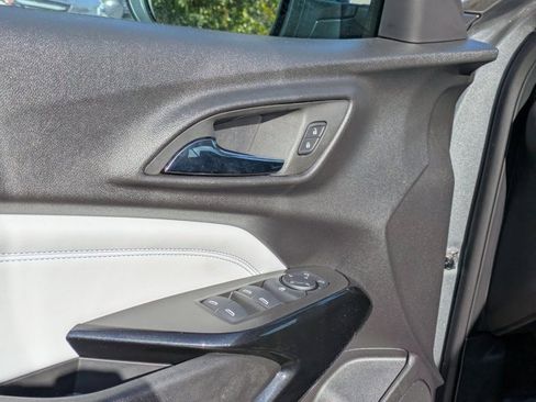 Used 2025 Chevrolet Trax LT w/ LT Convenience Package image 3