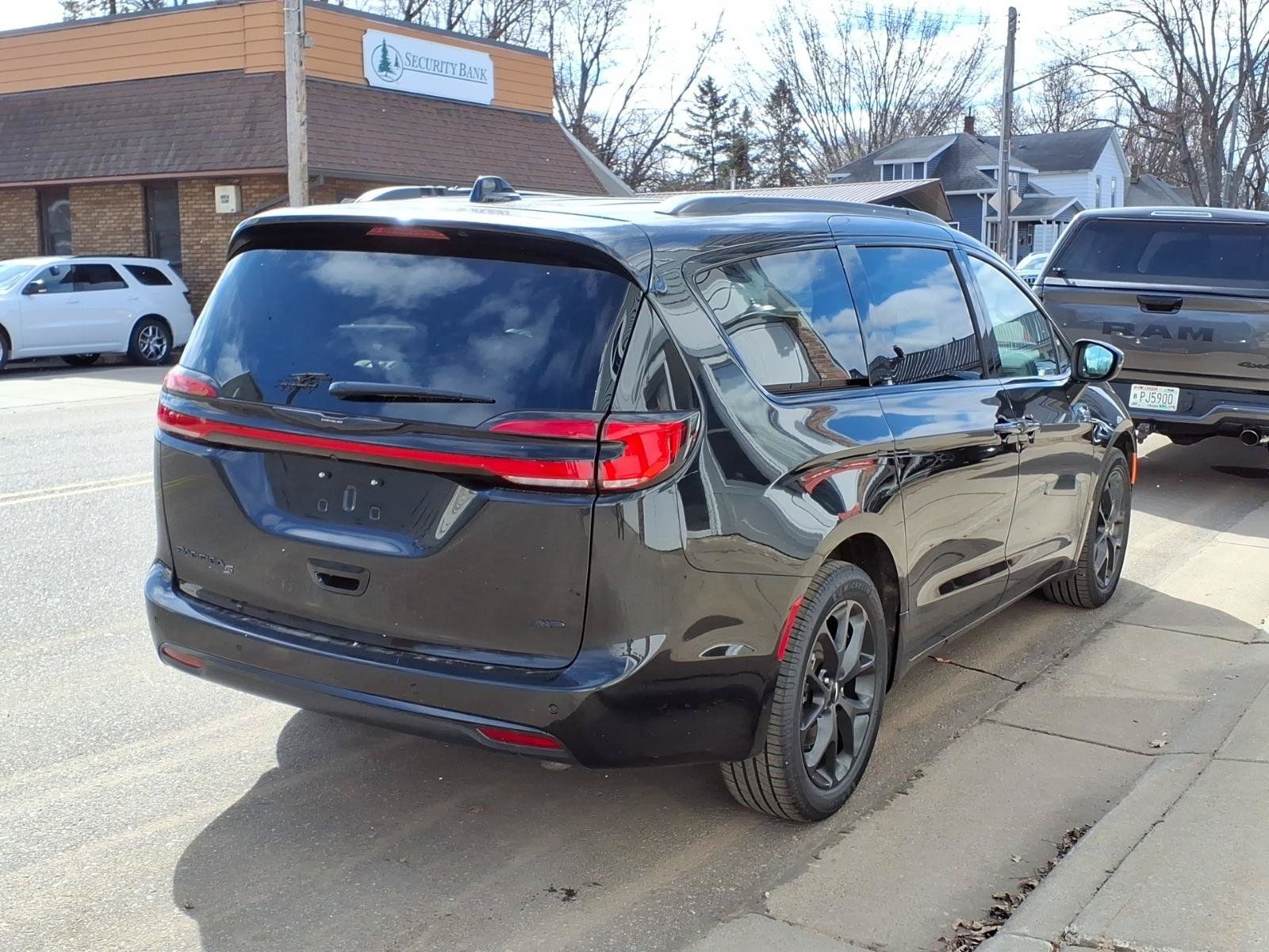 Used 2023 Chrysler Pacifica Touring-L w/ S Appearance Package AWD/4WD image 6