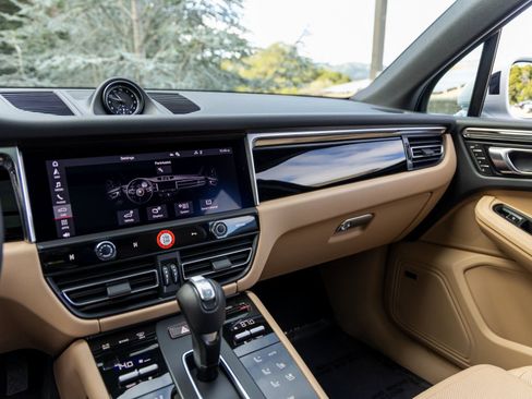 Certified 2025 Porsche Macan image 36