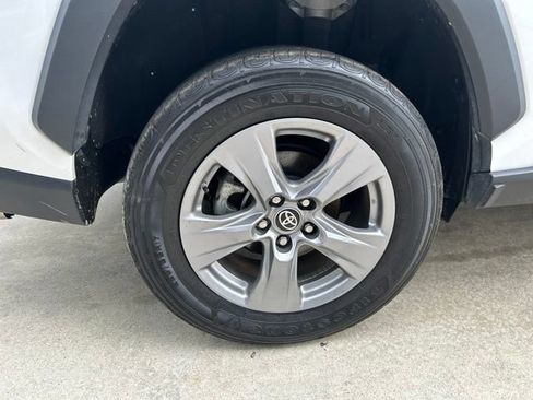 Used 2022 Toyota RAV4 LE AWD/4WD image 4