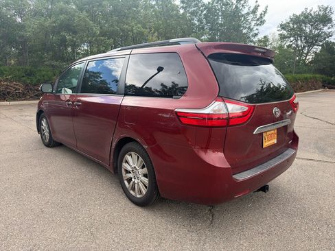 Used 2017 Toyota Sienna Limited Premium FWD image 3