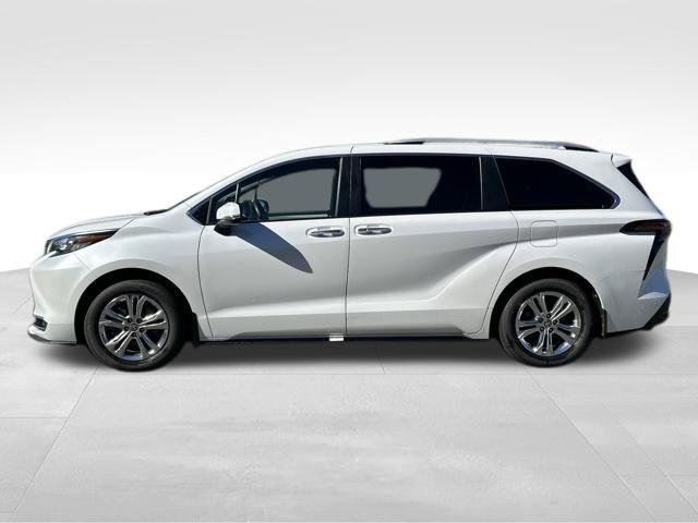 Used 2024 Toyota Sienna Platinum AWD/4WD image 2