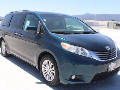 Used 2011 Toyota Sienna XLE w/ Premium Pkg FWD image 2