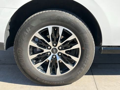 Used 2025 Ford Expedition Platinum image 9