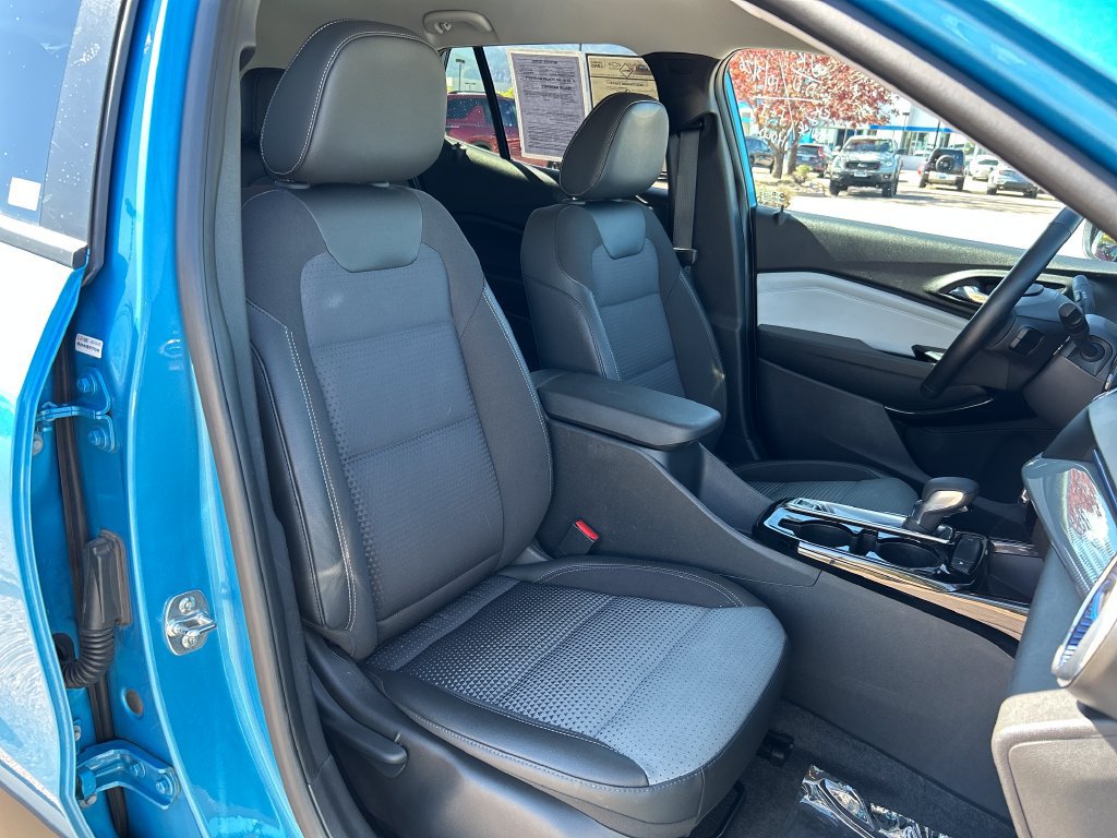 Used 2025 Chevrolet Trax LT w/ LT Convenience Package FWD image 16
