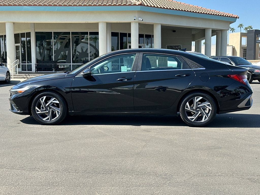 Used 2025 Hyundai Elantra Limited FWD image 2