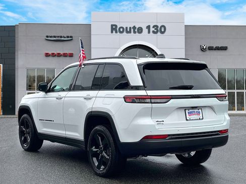 Used 2025 Jeep Grand Cherokee Altitude AWD/4WD image 3
