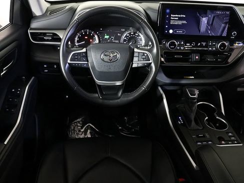 Used 2024 Toyota Highlander XLE AWD/4WD image 3