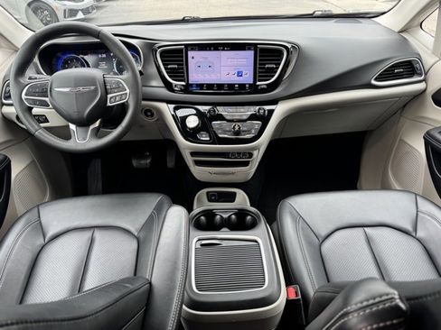 Used 2024 Chrysler Pacifica Touring-L image 17