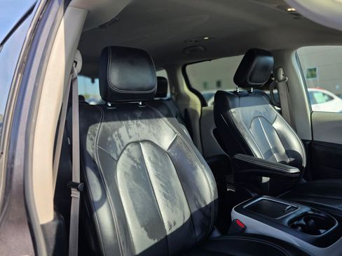 Used 2023 Chrysler Pacifica Touring-L FWD image 10