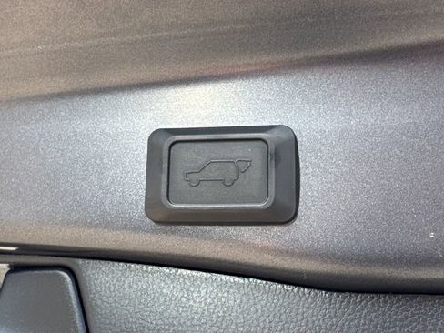 Used 2022 Toyota RAV4 XLE w/ Convenience Package AWD/4WD image 11