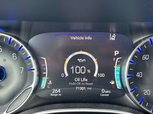 Used 2023 Chrysler Pacifica Touring-L FWD image 27