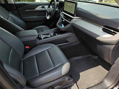 Used 2025 Ford Explorer Active w/ Active Comfort Package image 11