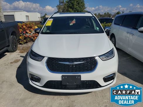 Used 2023 Chrysler Pacifica Limited w/ Uconnect Theater Family Group image 2