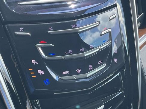 Used 2020 Cadillac Escalade Luxury w/ Escalade Sport Edition AWD/4WD image 36