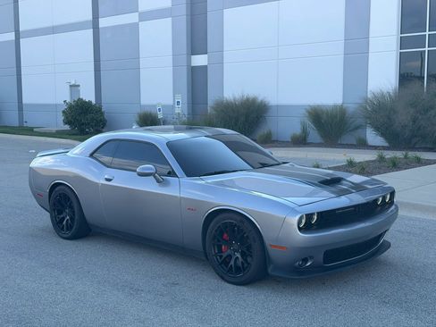 Used 2015 Dodge Challenger SRT RWD image 3