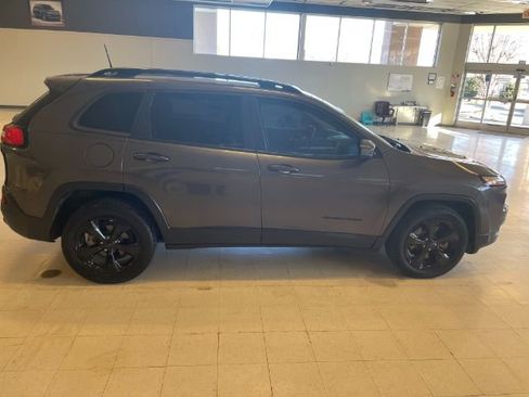 Used 2018 Jeep Cherokee Latitude w/ Altitude Package image 2