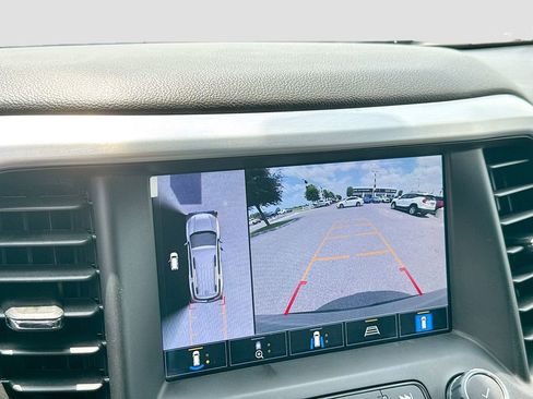 Used 2023 GMC Acadia SLT w/ Elevation Edition image 17