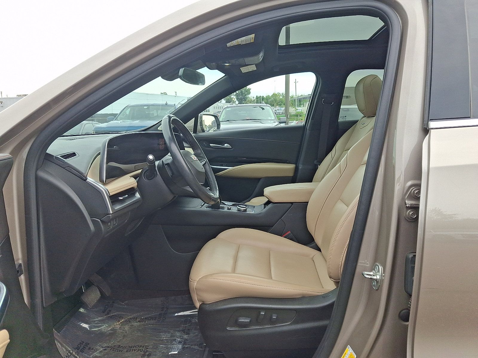 Certified 2024 Cadillac XT4 Luxury w/ Cold Weather Package AWD/4WD image 13