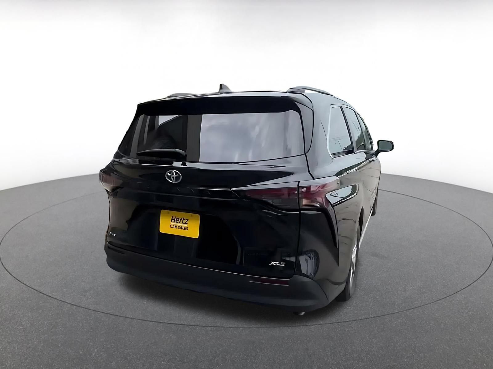 Used 2025 Toyota Sienna XLE FWD image 13