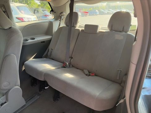 Used 2017 Toyota Sienna L FWD image 21