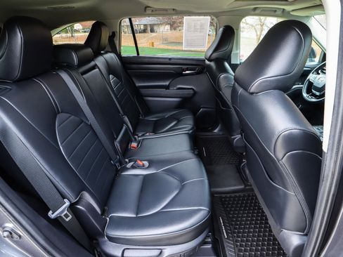 Used 2020 Toyota Highlander XLE image 44