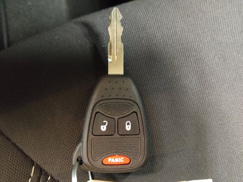 Used 2018 Jeep Wrangler Unlimited Sahara w/ Connectivity Group AWD/4WD image 32