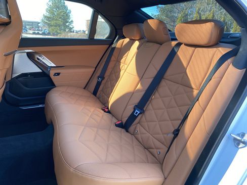 Used 2025 BMW 740i w/ Premium Package image 8