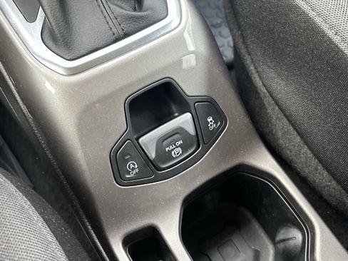 Certified 2022 Jeep Renegade Latitude w/ Convenience Group AWD/4WD image 26