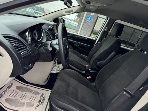 Used 2019 Dodge Grand Caravan SE w/ UConnect Hands-Free Group image 8