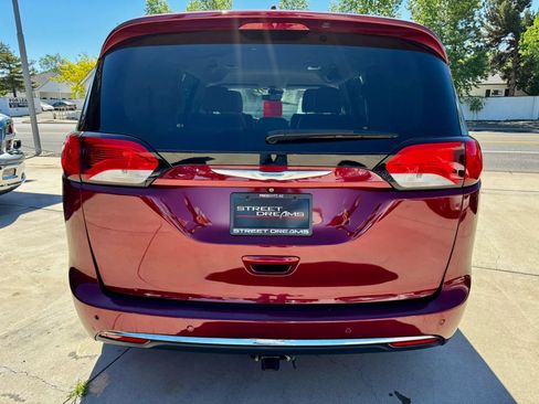 Used 2018 Chrysler Pacifica Touring-L w/ Advanced Safetytec Group FWD image 3