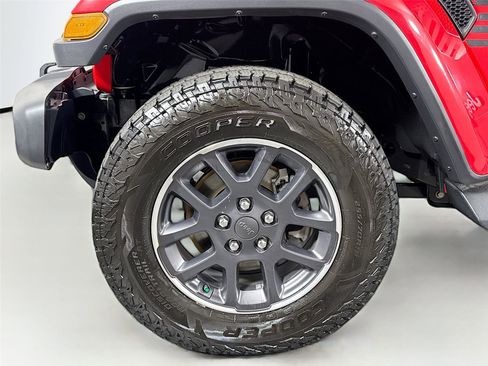 Used 2020 Jeep Gladiator Overland image 12