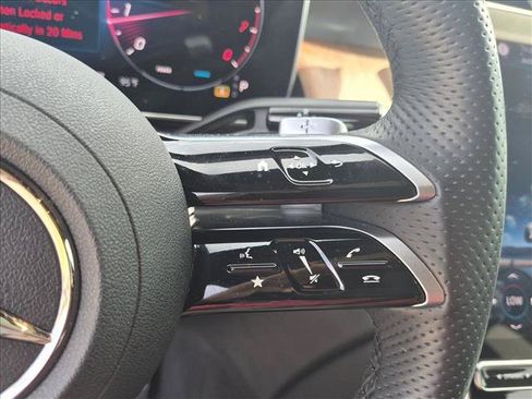 Used 2025 Mercedes-Benz GLC 300 4MATIC image 12