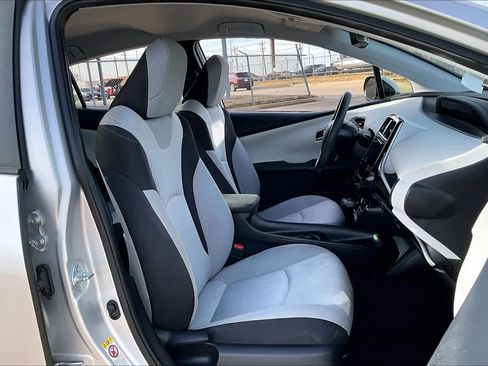 Used 2017 Toyota Prius Two image 8