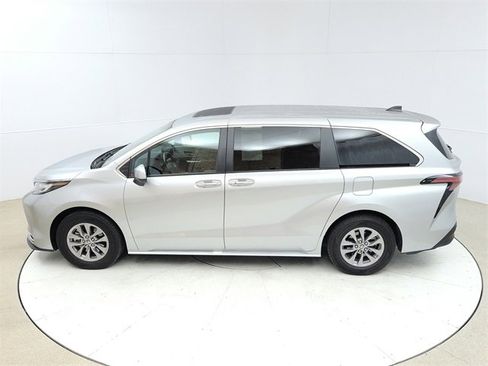 Used 2022 Toyota Sienna XLE image 16