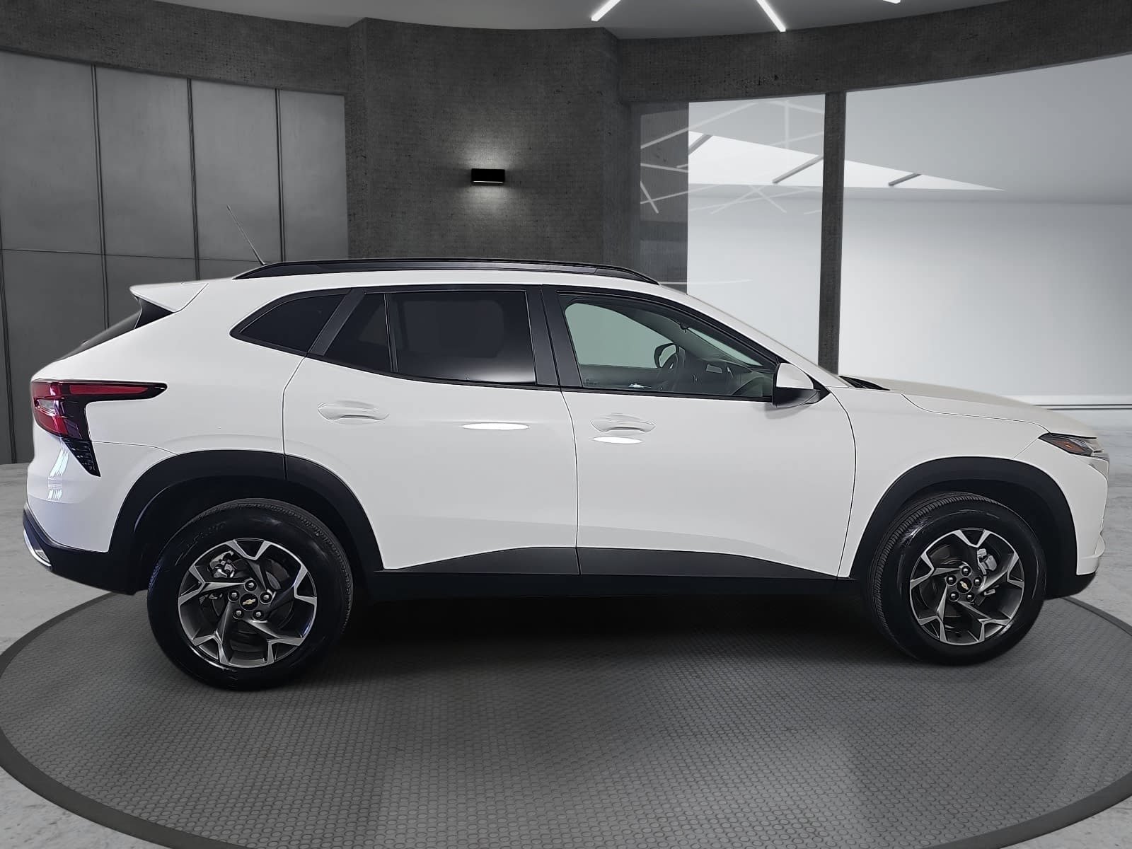 Used 2025 Chevrolet Trax LT FWD image 4