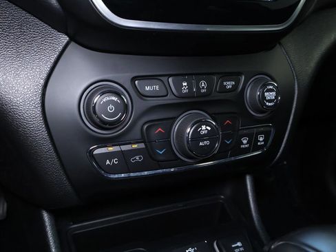 Used 2019 Jeep Cherokee Limited w/ Luxury Group image 32