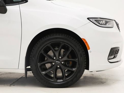 Used 2024 Chrysler Pacifica Limited w/ S Appearance Package image 4