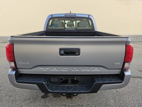 Used 2018 Toyota Tacoma SR image 4