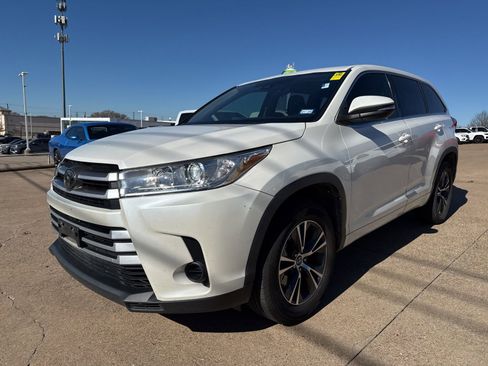 Used 2018 Toyota Highlander LE image 3